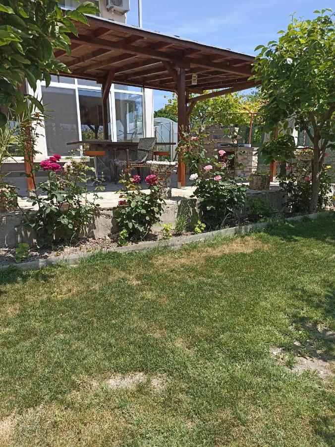 Stai Za Gosti Bazdarovi Apartamento Byala  Exterior foto